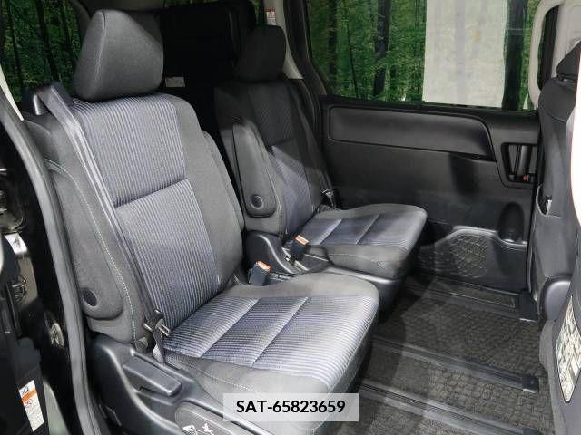 Toyota NOAH 2017-06 347333-9