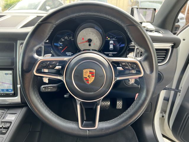 Porsche MACAN 2015-03 21746-11