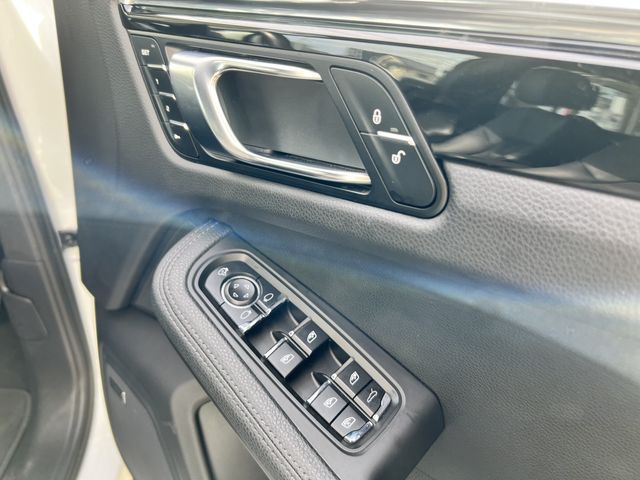 Porsche MACAN 2015-03 21746-13