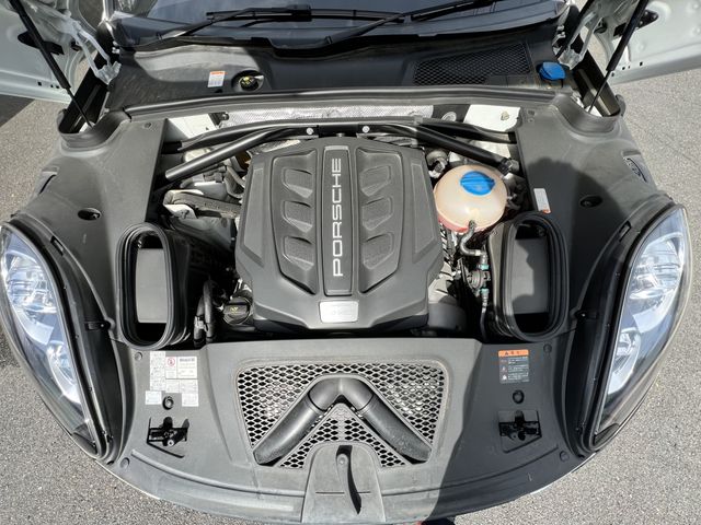 Porsche MACAN 2015-03 21746-22