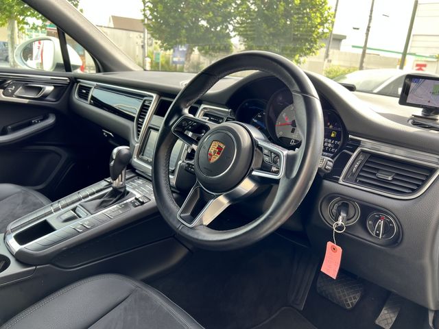 Porsche MACAN 2015-03 21746-5