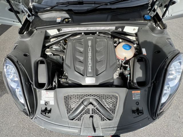 Porsche MACAN 2015-03 21746-21