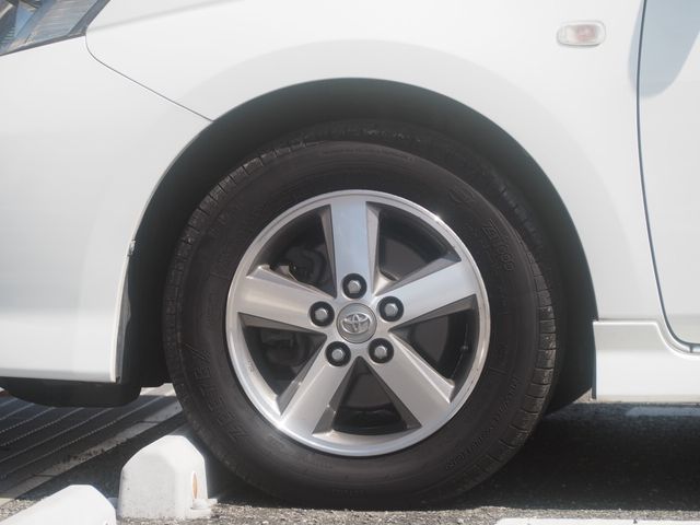 Toyota ISIS 2006-03 1413-9