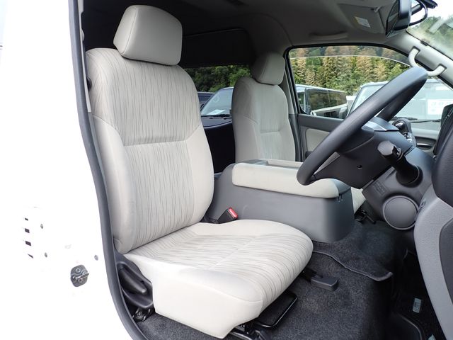 Nissan CARAVAN WAGON 2017-08 15111-18