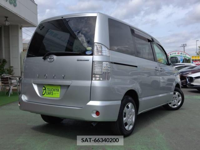 Toyota VOXY 2005-06 370492-1
