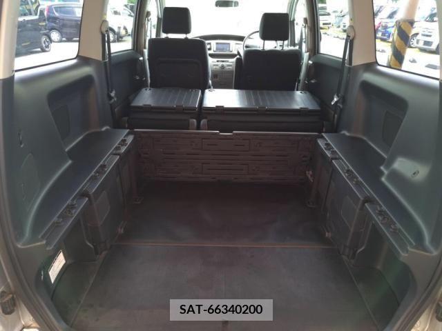 Toyota VOXY 2005-06 370492-25