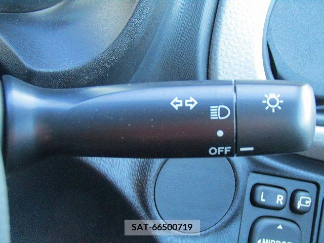 Toyota VITZ 2011-08 221242-17