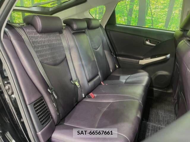 Toyota PRIUS 2013-06 366486-9