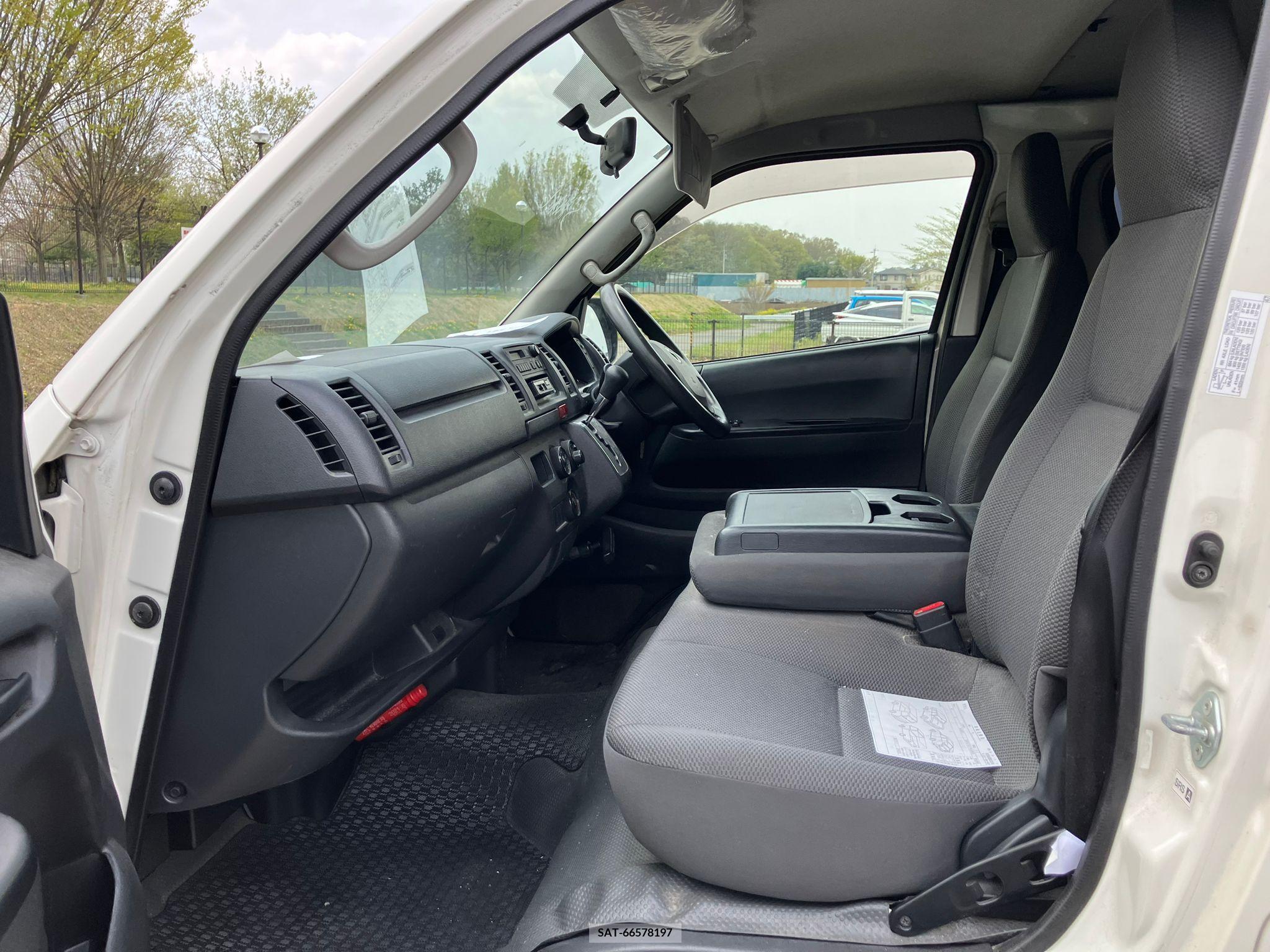 Toyota HIACE VAN 2017-09 258351-1