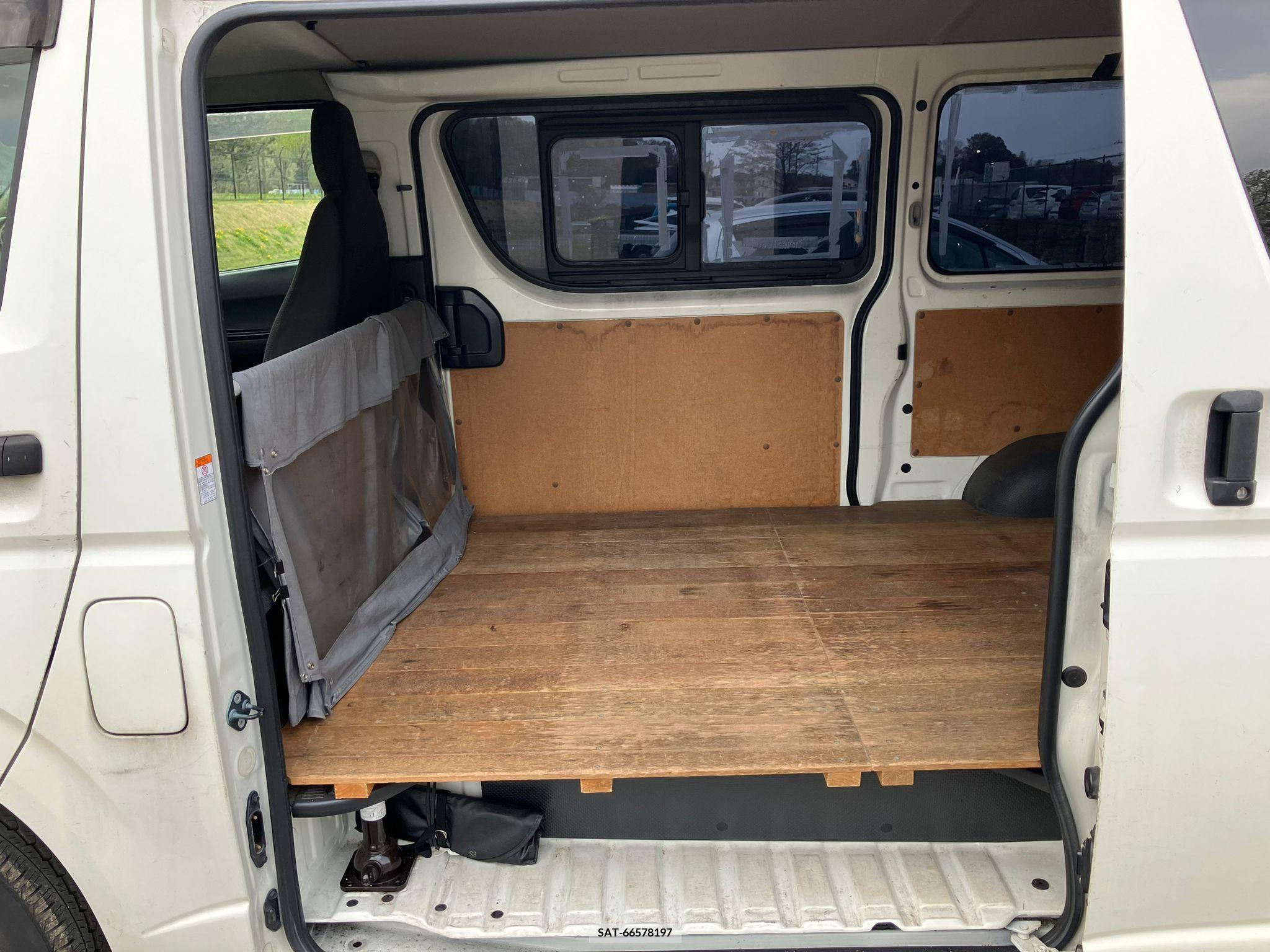 Toyota HIACE VAN 2017-09 258351-3