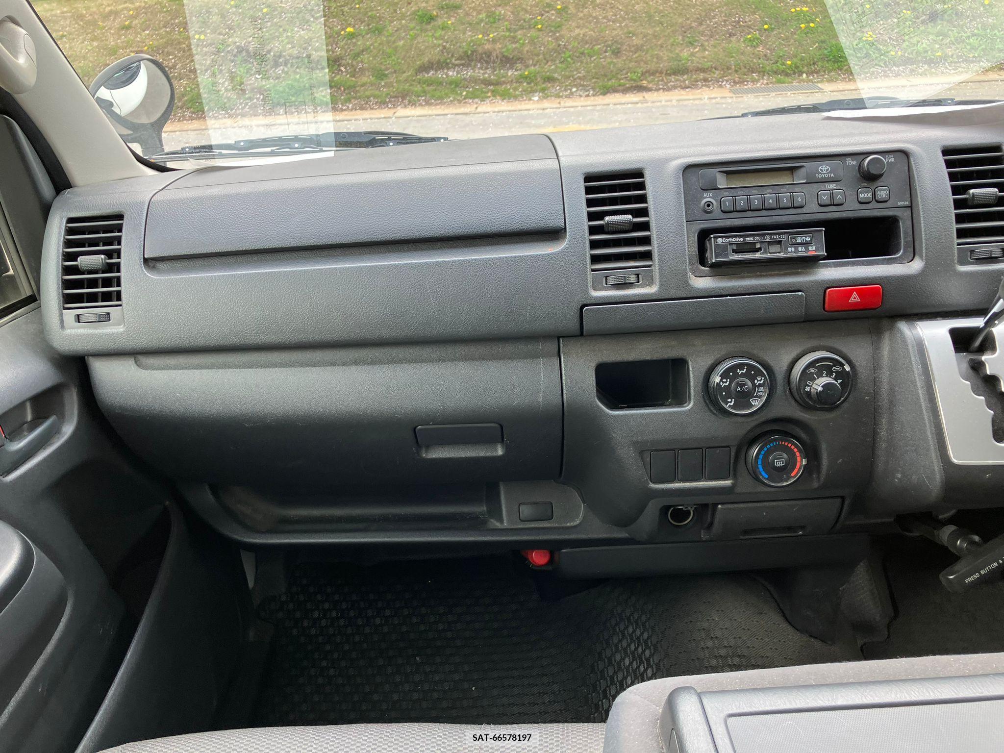 Toyota HIACE VAN 2017-09 258351-4
