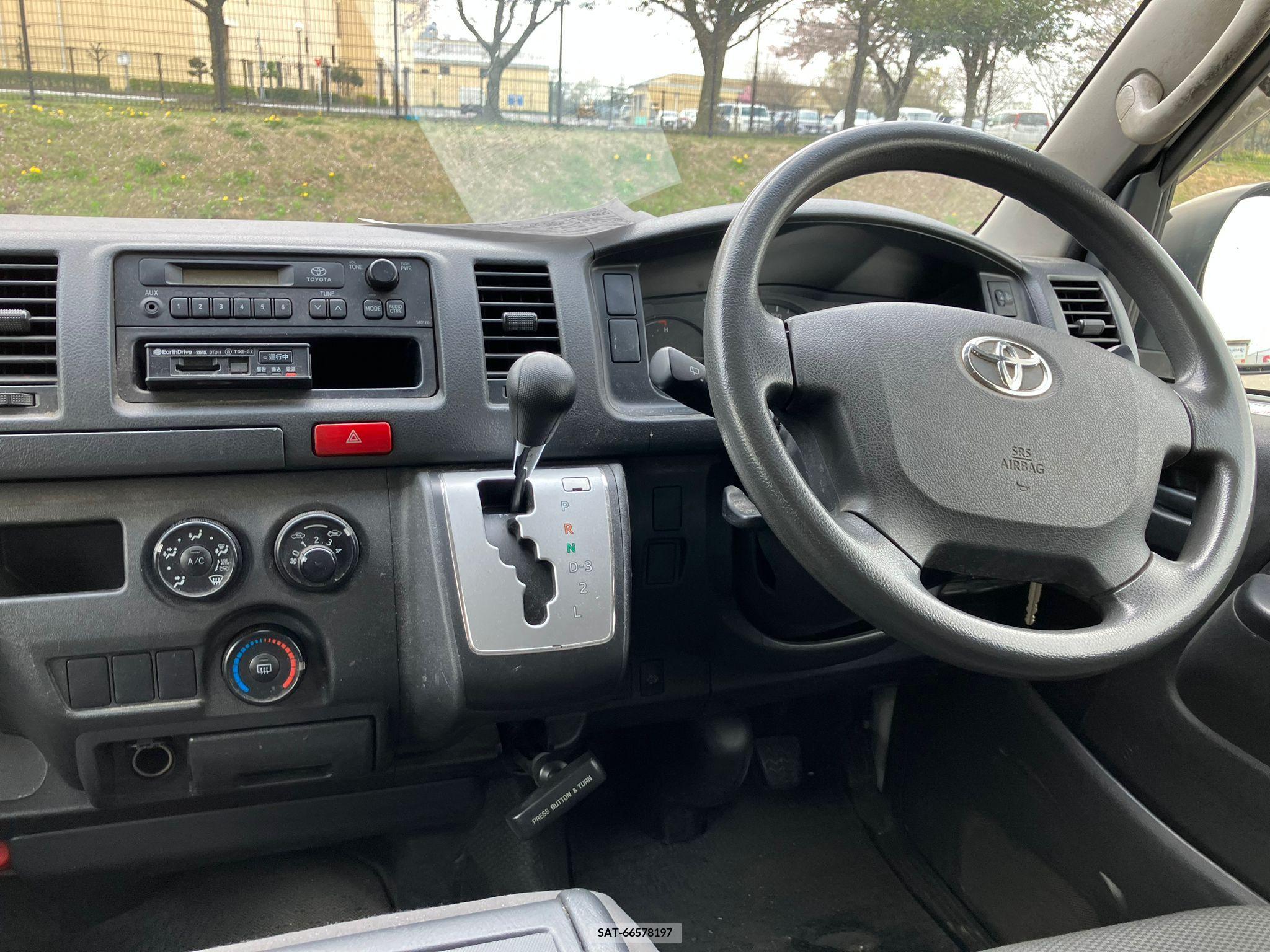 Toyota HIACE VAN 2017-09 258351-5