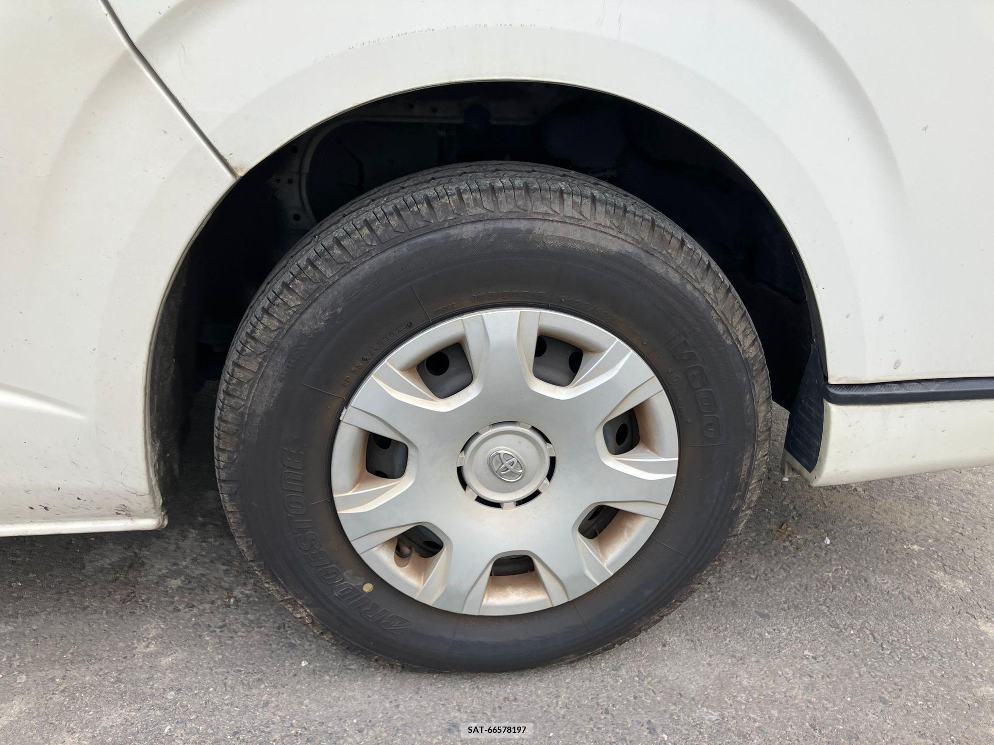 Toyota HIACE VAN 2017-09 258351-12