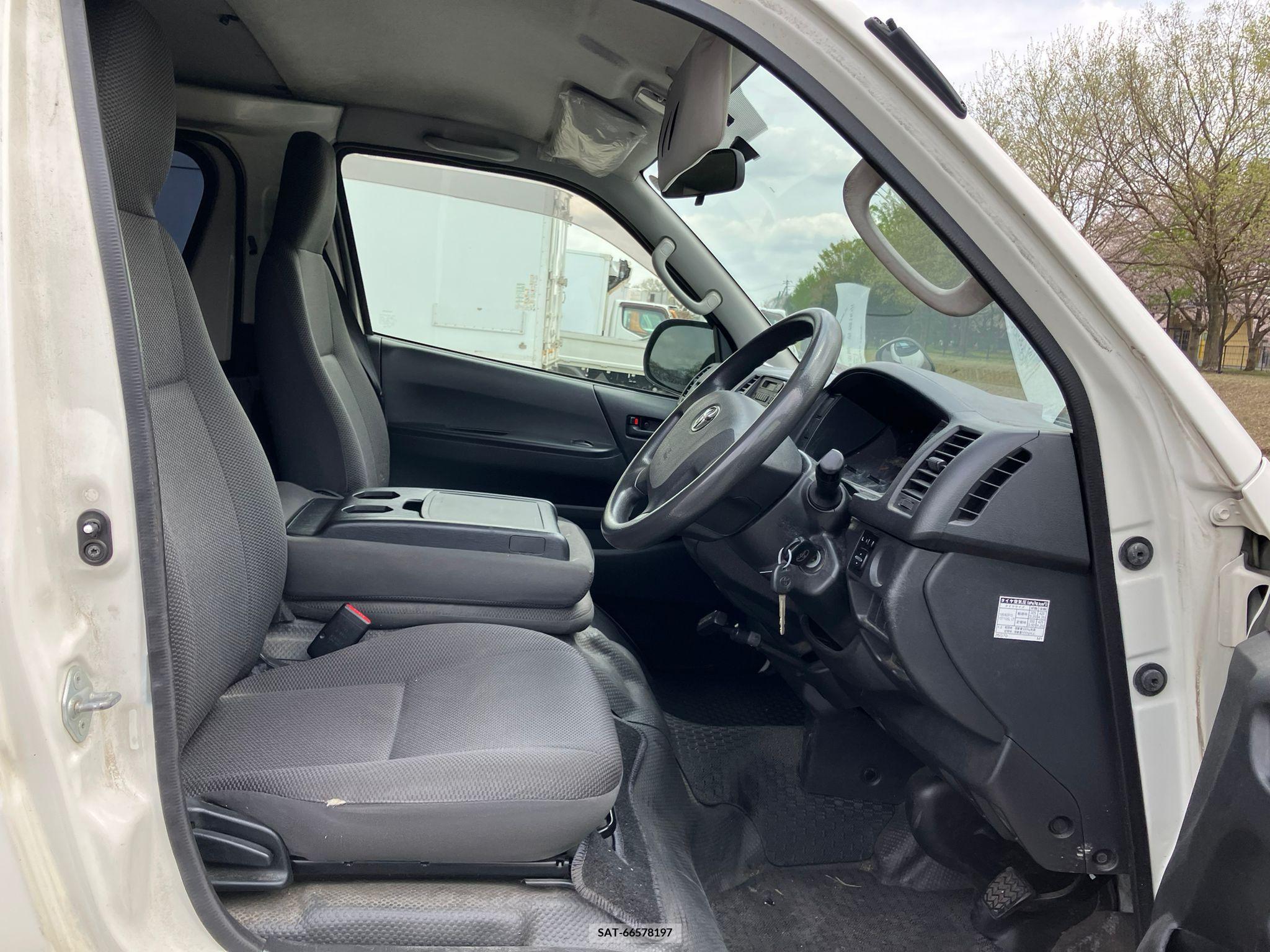 Toyota HIACE VAN 2017-09 258351-25