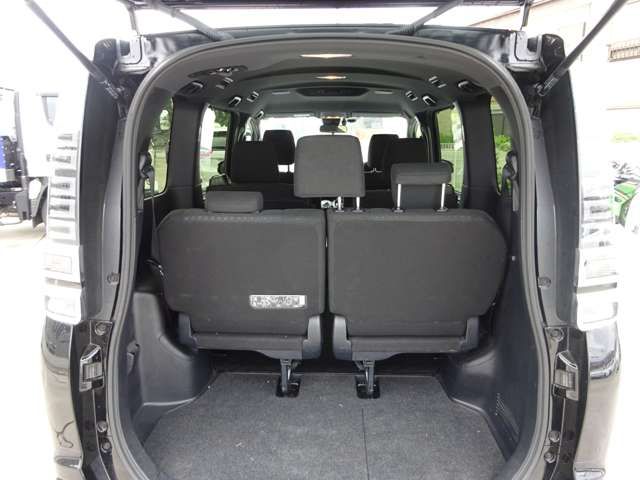 Toyota VOXY HYBRID 2019-04 11381-8