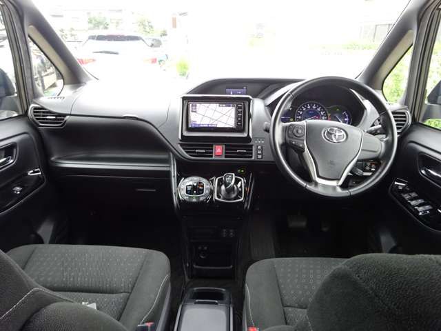 Toyota VOXY HYBRID 2019-04 11381-1