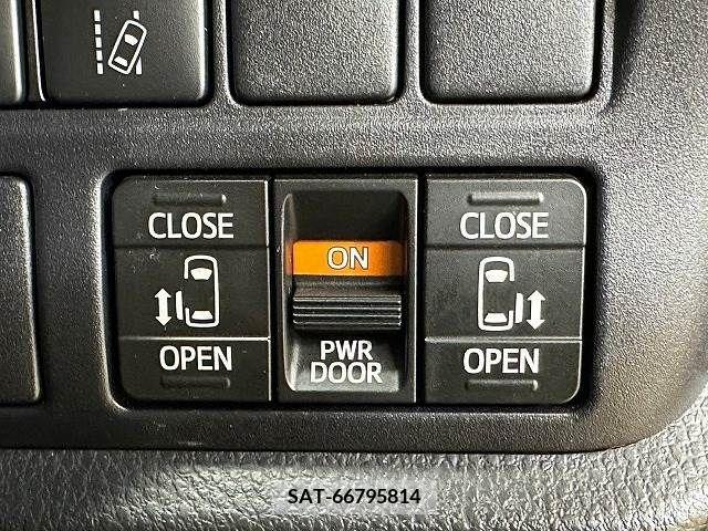 Toyota VOXY 2019-06 221295-7