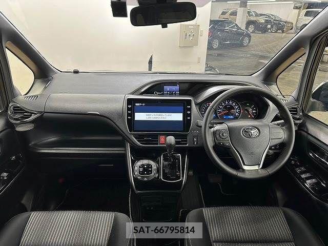 Toyota VOXY 2019-06 221295-1