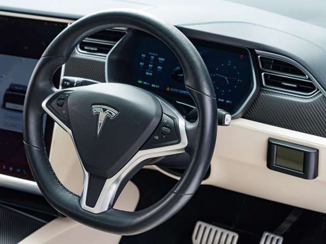 Tesla MODEL X 2018-06 23152-18