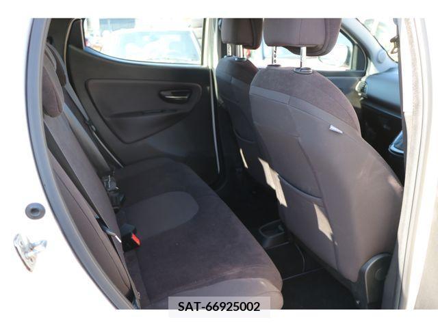 Chrysler YPSILON 2013-06 202482-10