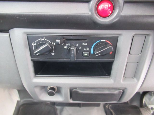 Mitsubishi MINICAB TRUCK 2012-04 18864-19