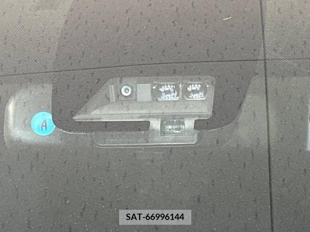 Toyota VOXY 2018-10 321587-2