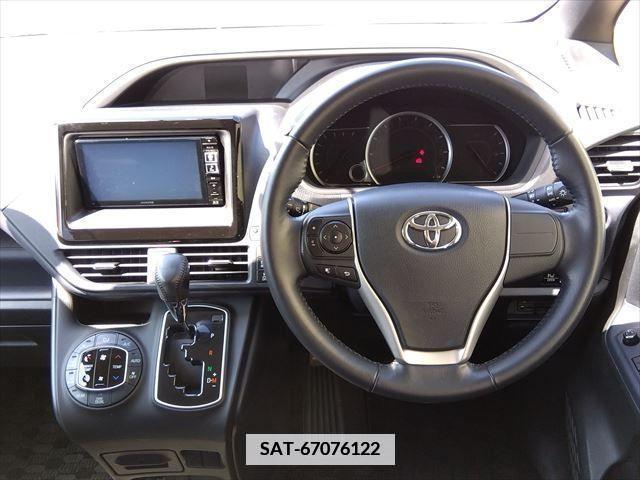 Toyota VOXY 2015-07 382968-1