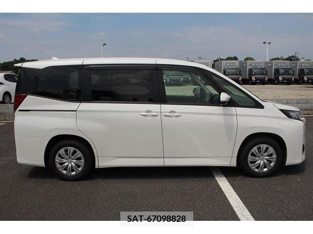 Toyota NOAH 2023-04 352680-10