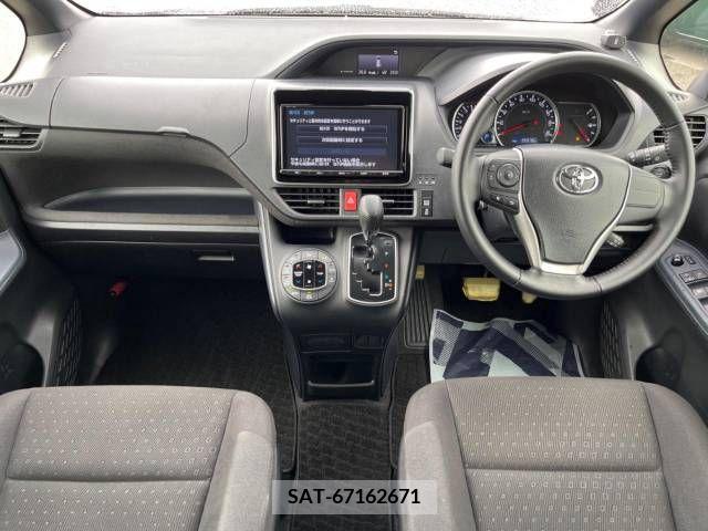 Toyota VOXY 2017-02 370336-1