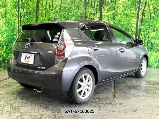 Toyota AQUA 2012-05 352788-17