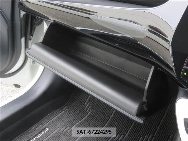 Toyota PRIUS 2017-01 255596-12