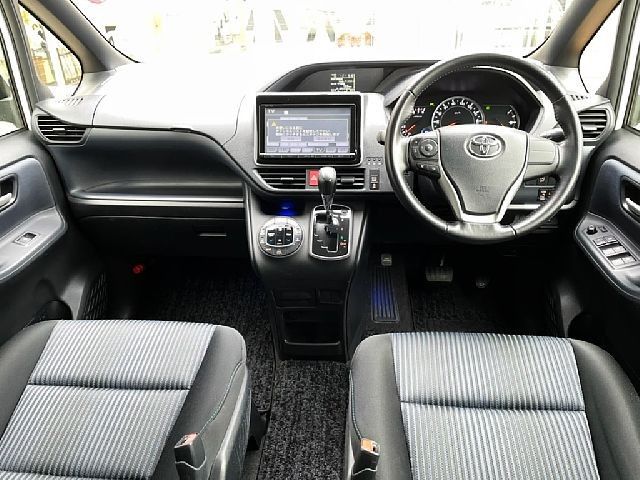 Toyota VOXY 2014-02 28887-1