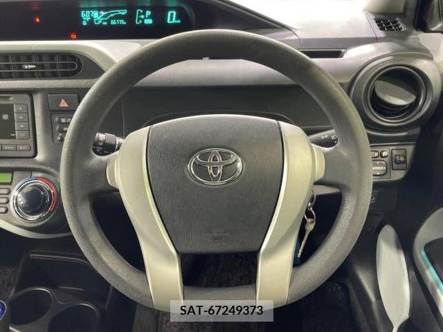 Toyota AQUA 2013-04 313977-9