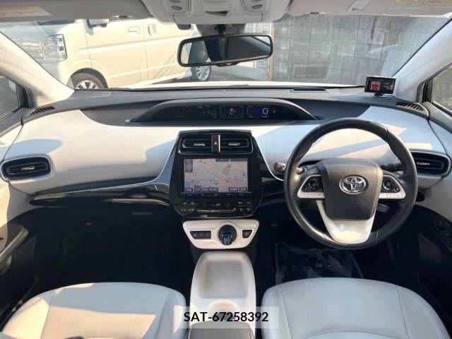 Toyota PRIUS 2017-06 322391-1