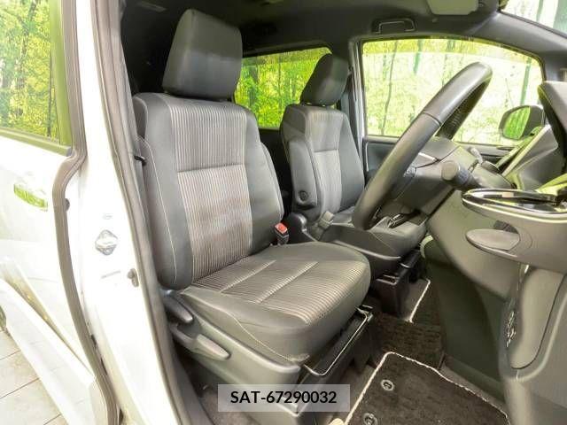 Toyota VOXY 2018-03 288856-8