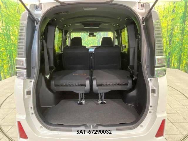 Toyota VOXY 2018-03 288856-11