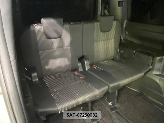 Toyota VOXY 2018-03 288856-10