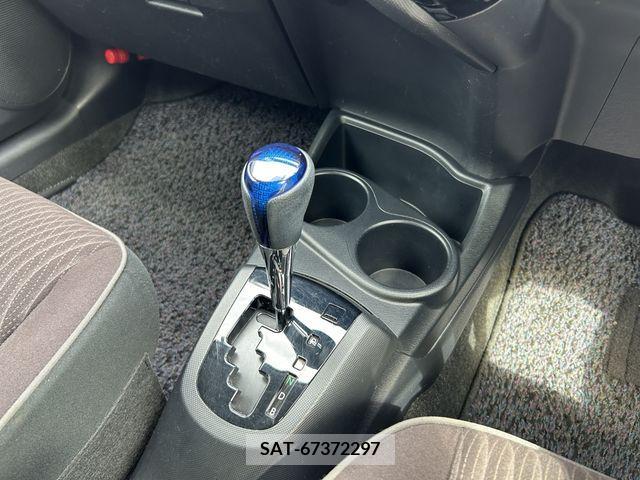 Toyota AQUA 2015-07 389286-17