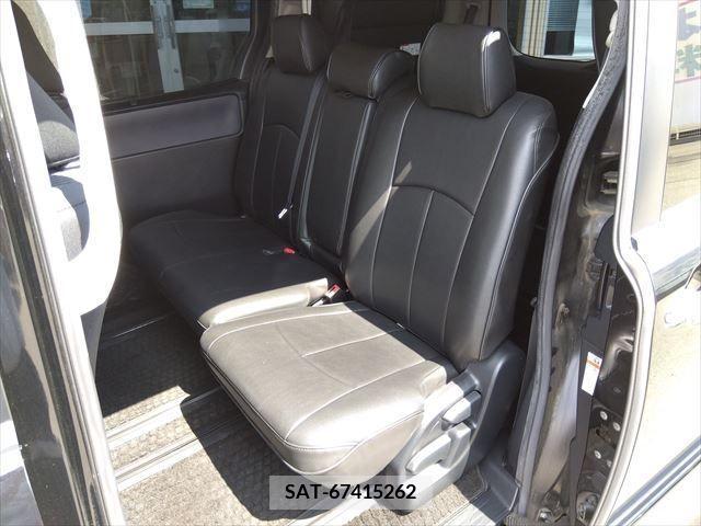 Toyota VOXY 2015-08 370359-13