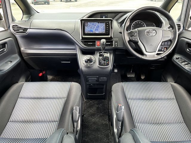 Toyota VOXY 2015-06 18402-1