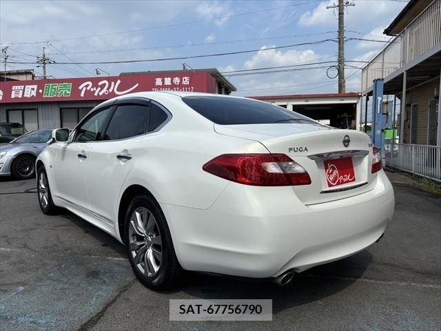 Nissan FUGA 2013-06 387843-21