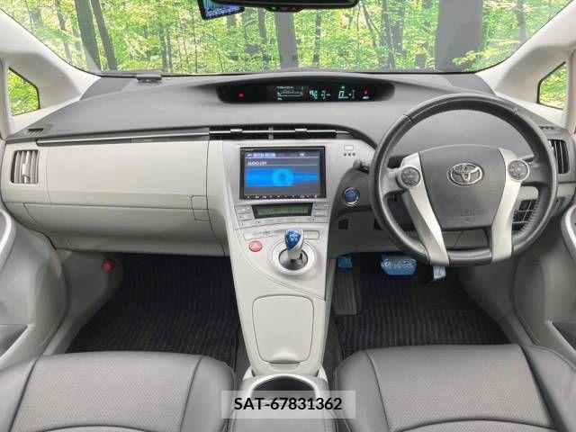 Toyota PRIUS 2012-01 384865-1