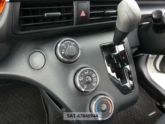 Toyota SIENTA 2017-01 381415-11