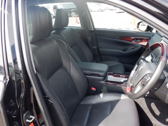 Toyota CROWN MAJESTA 2016-07 8216-17