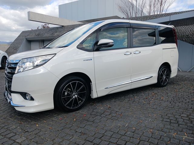 Toyota NOAH HYBRID 2014-03 187502-1