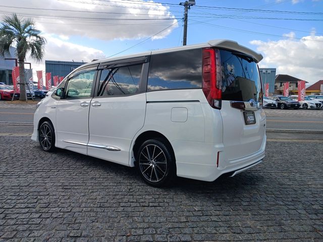Toyota NOAH HYBRID 2014-03 187502-3