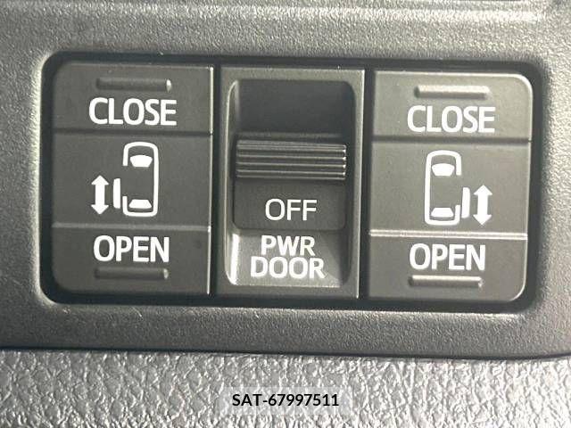 Toyota NOAH HYBRID 2017-08 365180-3