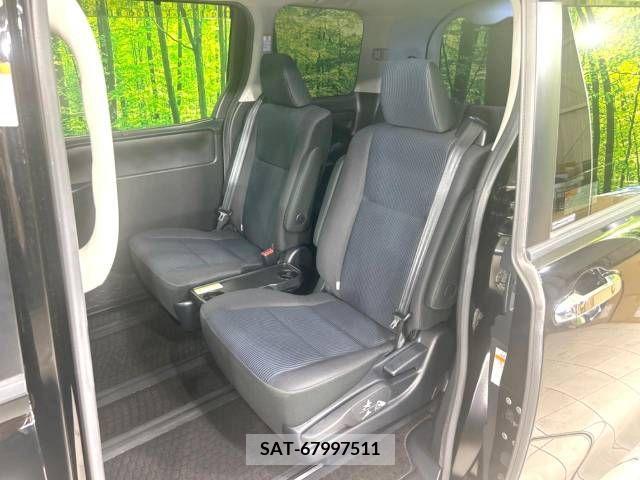 Toyota NOAH HYBRID 2017-08 365180-9