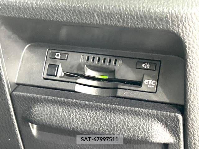Toyota NOAH HYBRID 2017-08 365180-7