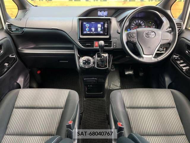 Toyota VOXY 2019-05 219385-1